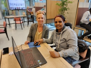 Taalcoodinator Hanneke Ardesch helpt Yirgalem