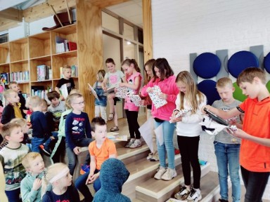 Kinderen van basisschool de Wegwijzer tijdens de feestelijke opening