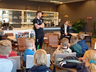 Heraclesdoelman Robin Jalving beantwoordt vragen van de leerlingen